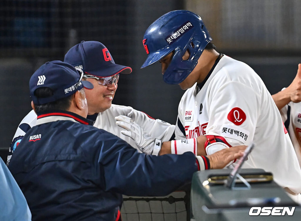 23일 부산 사직야구장에서 2024 신한 SOL 뱅크 KBO 리그 롯데 자이언츠와 KIA 타이거즈의 경기가 열렸다. 위닝시리즈를 달성한 롯데는 윌커슨을 내세워 스윕승을 도전하고 루징시리즈를 당한 KIA는 김사윤이 시즌 2번째 선발 등판했지만 1이닝 3실점으로 물러났다.롯데 자이언츠 유강남이 6회말 좌월 솔로 홈런을 치고 김태형 감독의 축하를 받고 있다. 2024.05.23 / foto0307@osen.co.kr