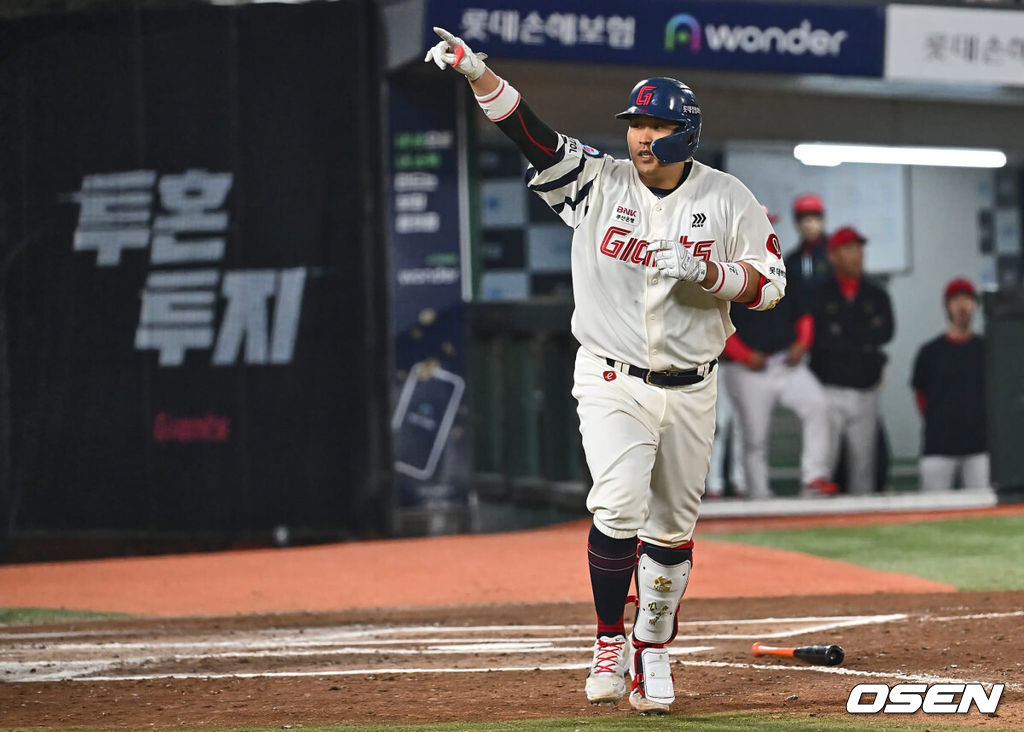 23일 부산 사직야구장에서 2024 신한 SOL 뱅크 KBO 리그 롯데 자이언츠와 KIA 타이거즈의 경기가 열렸다. 위닝시리즈를 달성한 롯데는 윌커슨을 내세워 스윕승을 도전하고 루징시리즈를 당한 KIA는 김사윤이 시즌 2번째 선발 등판했지만 1이닝 3실점으로 물러났다.롯데 자이언츠 유강남이 6회말 좌월 솔로 홈런을 치고 손을 번쩍 들어 보이고 있다. 2024.05.23 / foto0307@osen.co.kr