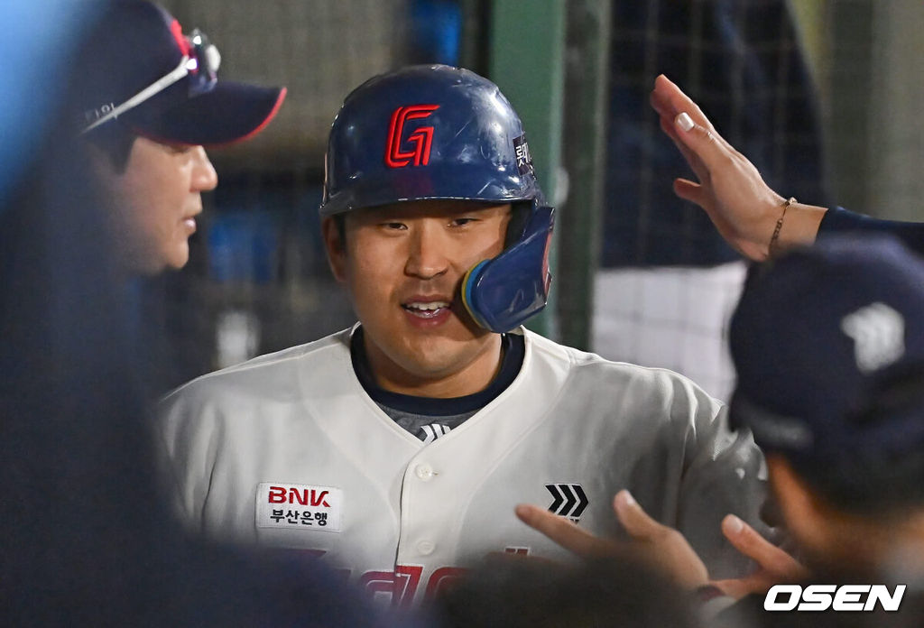 23일 부산 사직야구장에서 2024 신한 SOL 뱅크 KBO 리그 롯데 자이언츠와 KIA 타이거즈의 경기가 열렸다. 위닝시리즈를 달성한 롯데는 윌커슨을 내세워 스윕승을 도전하고 루징시리즈를 당한 KIA는 김사윤이 시즌 2번째 선발 등판했지만 1이닝 3실점으로 물러났다.롯데 자이언츠 유강남이 6회말 좌월 솔로 홈런을 치고 축하를 받고 있다. 2024.05.23 / foto0307@osen.co.kr