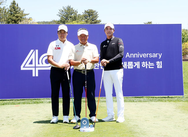 최경주(가운데) 프로와 이승민(왼쪽), 김한별(오른쪽) 프로가 ‘SKT 채리티 오픈’에서 함께 포즈를 취했다.