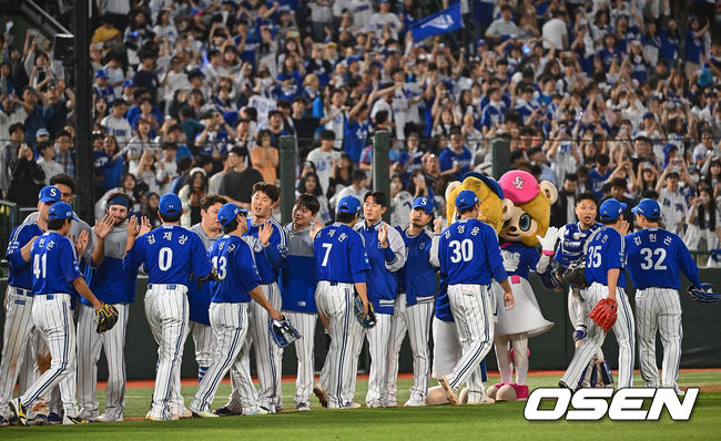 삼성 라이온즈 선수들이 롯데 자이언츠에 11-5로 승리한 후 기쁨을 나누고 있다. 2024.05.24 / foto0307@osen.co.kr