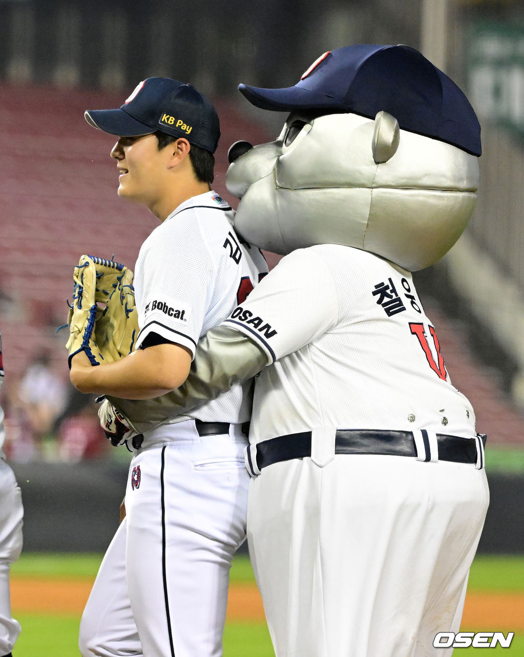 경기를 마치고 프로 데뷔 첫 세이브를 거둔 두산 김택연이 철웅이의 축하를 받고 있다. 2024.05.21 / jpnews@osen.co.kr