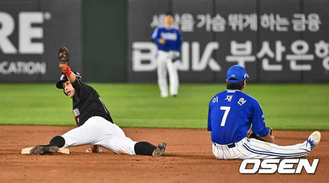 롯데 자이언츠 황성빈이 5회말 무사 1루 고승민 타석때 2루 도루 성공하고 있다. 2024.05.24 / foto0307@osen.co.kr