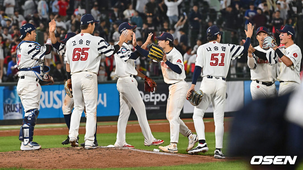 22일 부산 사직야구장에서 2024 신한 SOL 뱅크 KBO 리그 롯데 자이언츠와 KIA 타이거즈의 경기가 열렸다. 롯데 자이언츠 선수들이 KIA 타이거즈에 4-2로 승리한 후 기쁨을 나누고 있다. 2024.05.22 / foto0307@osen.co.kr