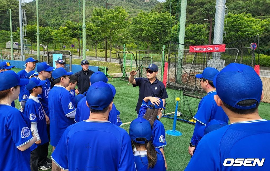 이만수 KBO재능기부위원이 야구로 통하는 티볼캠프에서 팬들에게 타격에 대해 이야기하고 있다. /OSEN DB