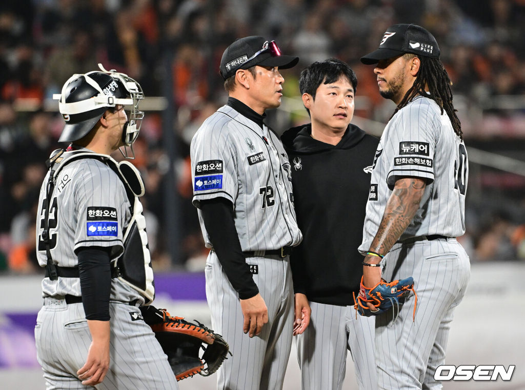 25일 오후 경기도 수원 KT위즈파크에서 ‘2024 신한 SOL Bank KBO리그’ KT 위즈와 한화 이글스의 경기가 열렸다. 4회말 2사 1루 마운드를 방문한 한화 박승민 투수코치가 페냐와 이야기를 나누고 있다. 2024.04.25 / ksl0919@osen.co.kr