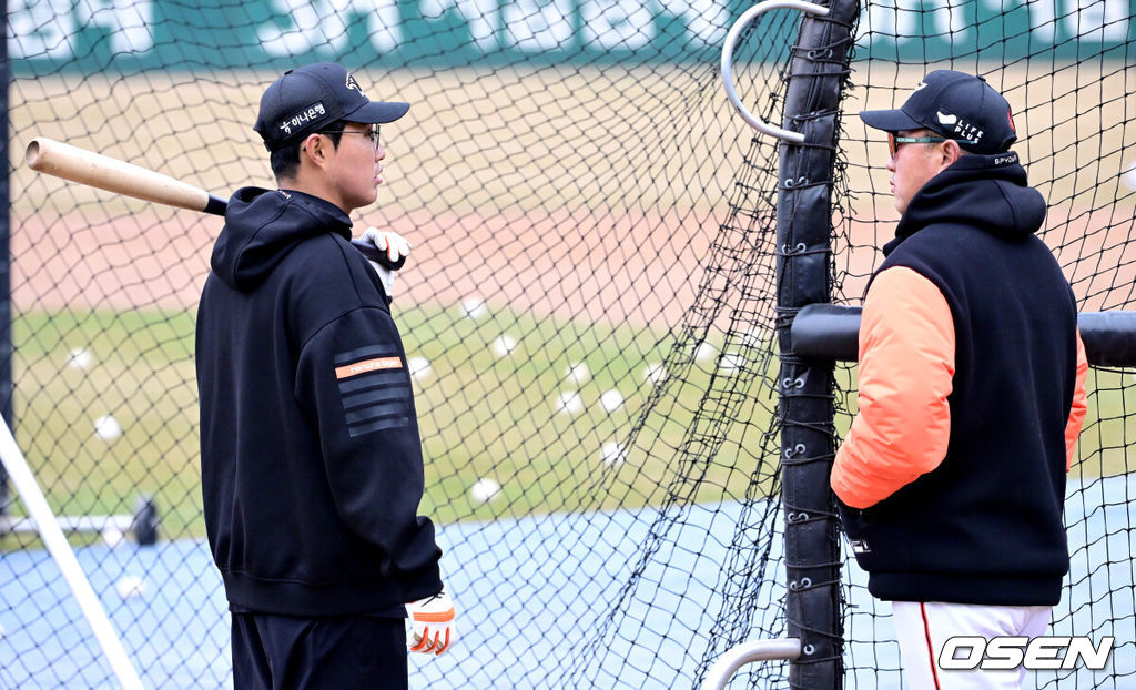 한화 채은성과 최원호 감독이 대화를 나누고 있다. 2024.03.12 / dreamer@osen.co.kr