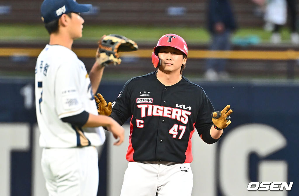 28일 창원NC파크에서 2024 신한 SOL 뱅크 KBO 리그 NC 다이노스와 KIA 타이거즈의 경기가 열렸다. 4연패에 빠진 NC는 신민혁을 내세워 연패 탈출에 나서고, 지난 주말 NC와의 창원 3연전을 스윕했고 주말 두산 3연전을 위닝시리즈로 장식한 KIA는 윤영철이 마운드에 오른다.KIA 타이거즈 나성범이 1회초 1사 2루 우익수 오른쪽 뒤에 떨어지는 1타점 2루타를 치고 손을 들어 보이고 있다. 2024.05.28 / foto0307@osen.co.kr