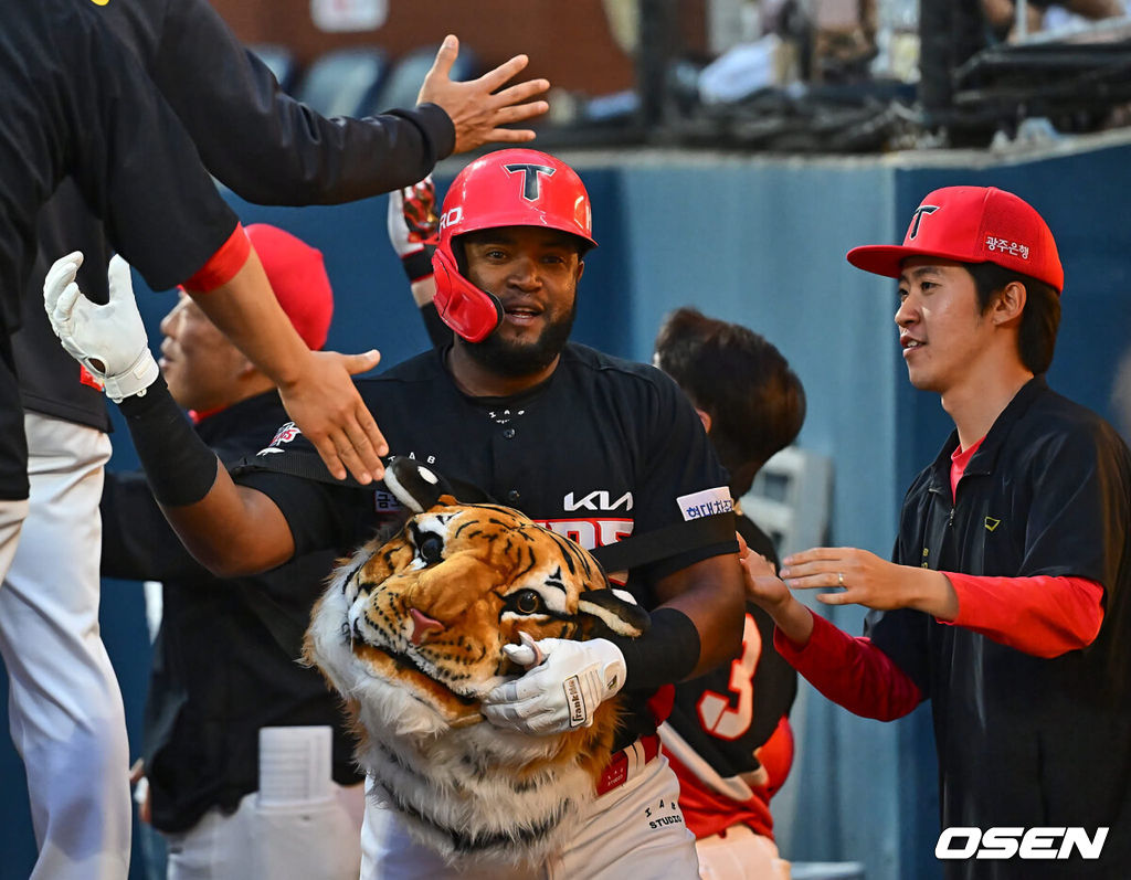 28일 창원NC파크에서 2024 신한 SOL 뱅크 KBO 리그 NC 다이노스와 KIA 타이거즈의 경기가 열렸다. 4연패에 빠진 NC는 신민혁을 내세워 연패 탈출에 나서고, 지난 주말 NC와의 창원 3연전을 스윕했고 주말 두산 3연전을 위닝시리즈로 장식한 KIA는 윤영철이 마운드에 오른다.KIA 타이거즈 소크라테스가 3회초 무사 1,2루 우월 3점 홈런을 치고 하이파이브를 하고 있다. 2024.05.28 / foto0307@osen.co.kr