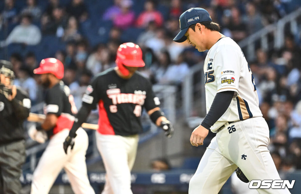 28일 창원NC파크에서 2024 신한 SOL 뱅크 KBO 리그 NC 다이노스와 KIA 타이거즈의 경기가 열렸다. 4연패에 빠진 NC는 신민혁을 내세워 연패 탈출에 나서고, 지난 주말 NC와의 창원 3연전을 스윕했고 주말 두산 3연전을 위닝시리즈로 장식한 KIA는 윤영철이 마운드에 오른다.NC 다이노스 최성영이 3회초 무사 1,2루 KIA 타이거즈 이우성에게 중견수 왼쪽 1타점 안타를 맞고 아쉬워하고 있다. 2024.05.28 / foto0307@osen.co.kr