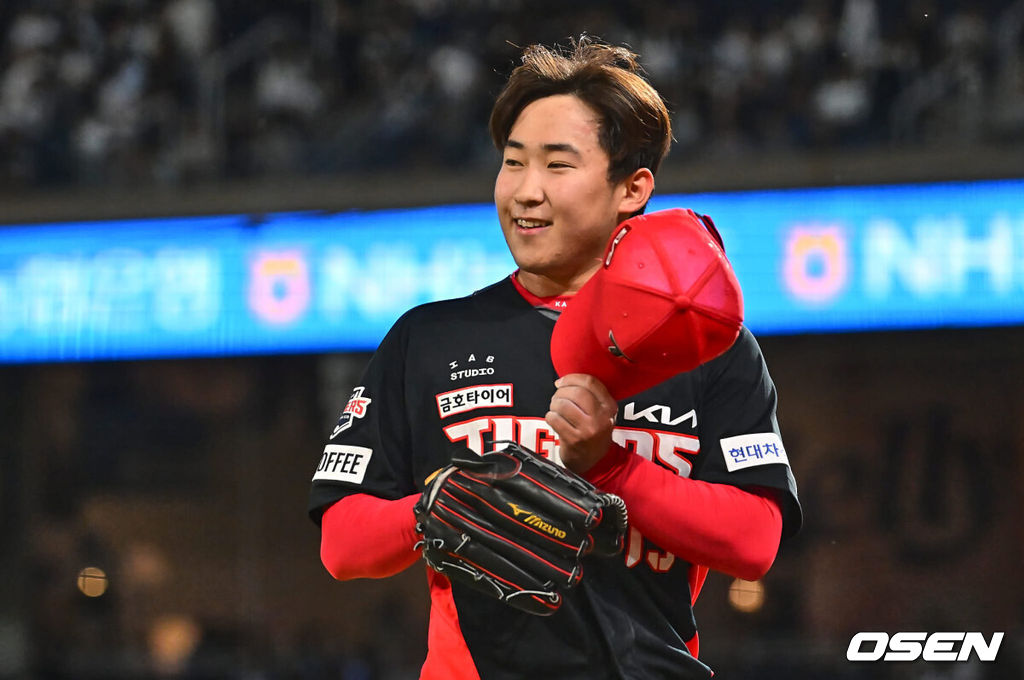 28일 창원NC파크에서 2024 신한 SOL 뱅크 KBO 리그 NC 다이노스와 KIA 타이거즈의 경기가 열렸다. 4연패에 빠진 NC는 신민혁을 내세워 연패 탈출에 나서고, 지난 주말 NC와의 창원 3연전을 스윕했고 주말 두산 3연전을 위닝시리즈로 장식한 KIA는 윤영철이 마운드에 오른다.KIA 타이거즈 윤영철이 4회말 2사 NC 다이노스 김주원을 유격수 땅볼로 잡고 박찬호를 보며 미소짓고 있다. 2024.05.28 / foto0307@osen.co.kr