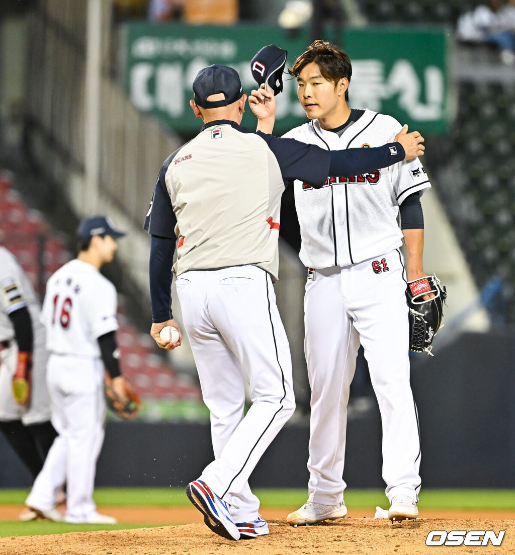 28일 오후 서울 잠실구장에서 ‘2024 신한 SOL BANK KBO리그’ 두산 베어스와 KT 위즈의 경기가 진행됐다.이날 두산은 최원준을, 케이티는 쿠에바스를 선발투수로 내세웠다.5회초 두산 선발투수 최원준이 교체되고 있다. 2024.05.28 / soul1014@osen.co.kr