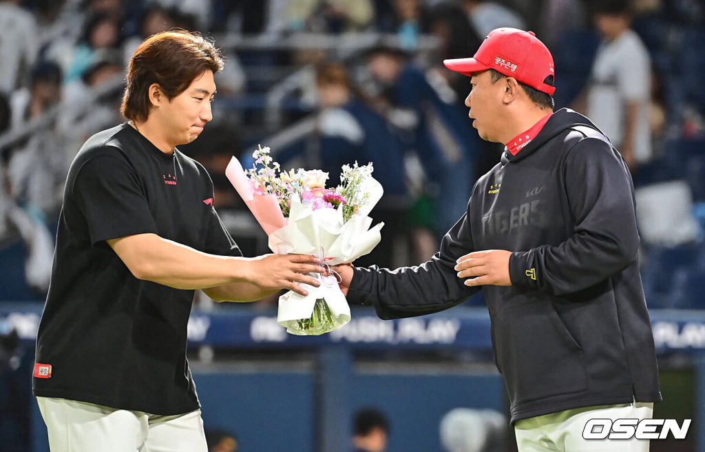 28일 창원NC파크에서 2024 신한 SOL 뱅크 KBO 리그 NC 다이노스와 KIA 타이거즈의 경기가 열렸다. 4연패에 빠진 NC는 신민혁을 내세워 연패 탈출에 나서고, 지난 주말 NC와의 창원 3연전을 스윕했고 주말 두산 3연전을 위닝시리즈로 장식한 KIA는 윤영철이 마운드에 오른다.KIA 타이거즈 이범호 감독이 NC 다이노스에 11-8로 승리한 후 1000타점 기록을 세운 나성범에게 축하 꽃다발을 전하고 있다. 2024.05.28 / foto0307@osen.co.kr