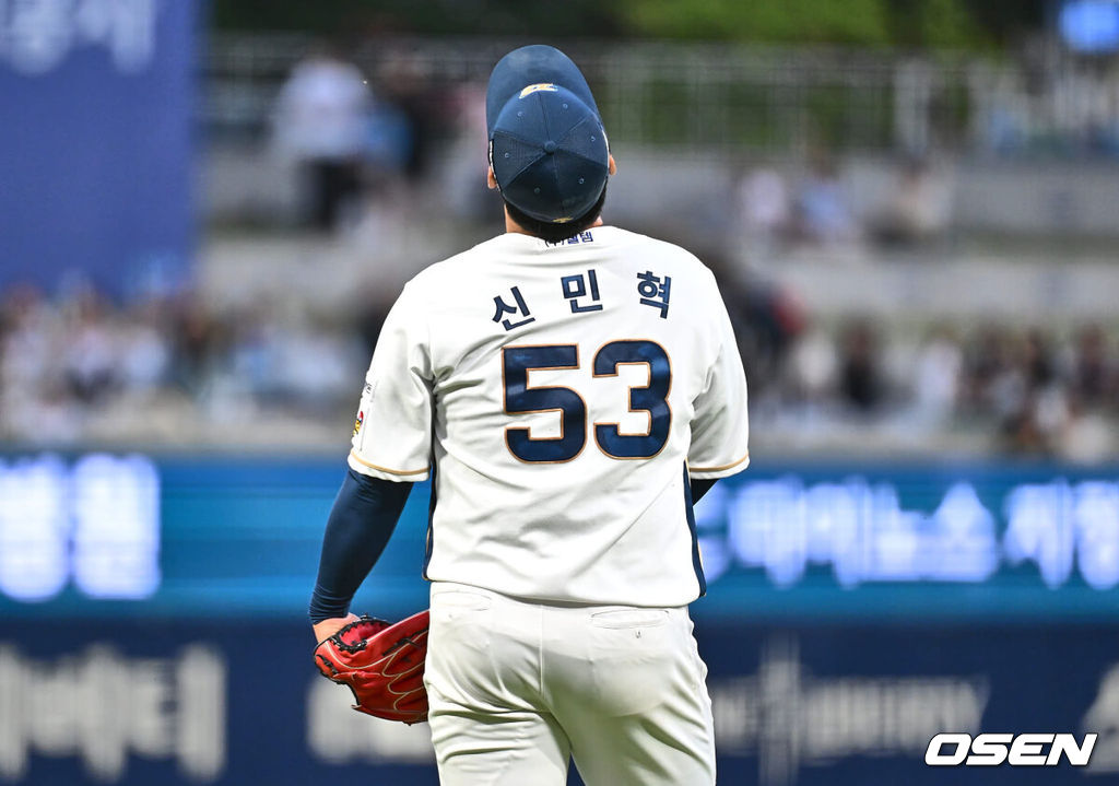 28일 창원NC파크에서 2024 신한 SOL 뱅크 KBO 리그 NC 다이노스와 KIA 타이거즈의 경기가 열렸다. 4연패에 빠진 NC는 신민혁을 내세워 연패 탈출에 나서고, 지난 주말 NC와의 창원 3연전을 스윕했고 주말 두산 3연전을 위닝시리즈로 장식한 KIA는 윤영철이 마운드에 오른다.NC 다이노스 신민혁이 1회초 1사 2루 KIA 타이거즈 나성범에게 1타점 2루타를 맞고 아쉬워하고 있다. 2024.05.28 / foto0307@osen.co.kr