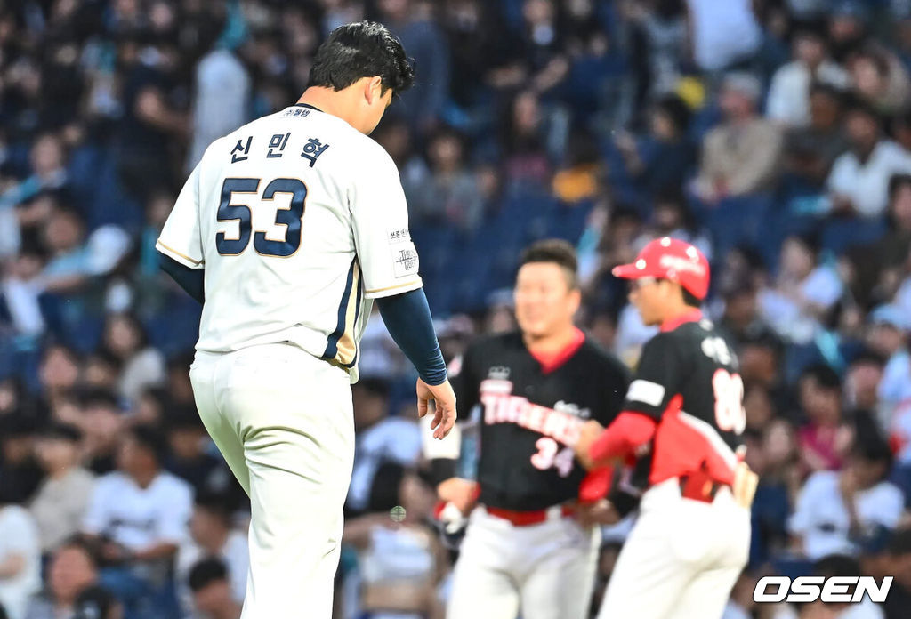 28일 창원NC파크에서 2024 신한 SOL 뱅크 KBO 리그 NC 다이노스와 KIA 타이거즈의 경기가 열렸다. 4연패에 빠진 NC는 신민혁을 내세워 연패 탈출에 나서고, 지난 주말 NC와의 창원 3연전을 스윕했고 주말 두산 3연전을 위닝시리즈로 장식한 KIA는 윤영철이 마운드에 오른다.NC 다이노스 선발투수 신민혁이 3회초 무사 만루 KIA 타이거즈 최형우에게 2타점 적시타를 맞고 교체되고 있다. 2024.05.28 / foto0307@osen.co.kr