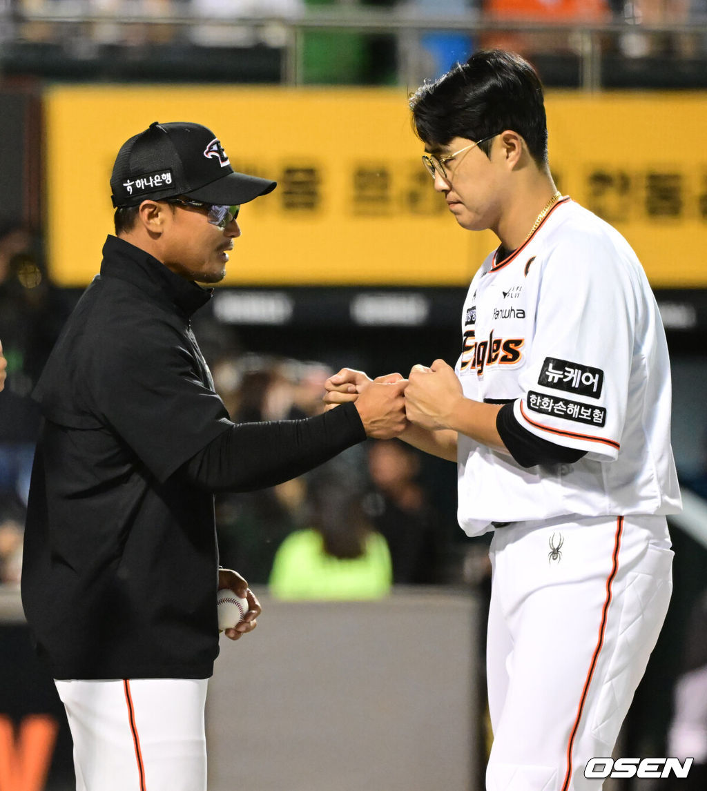 한화 정경배 감독대행이 승리 후 채은성과 하이파이브를 하고 있다. 2024.05.28 / ksl0919@osen.co.kr