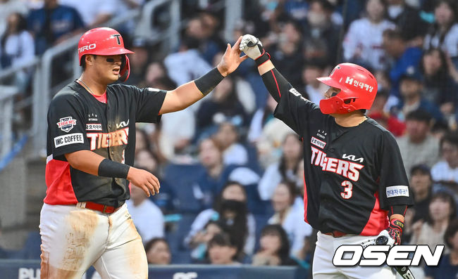 28일 창원NC파크에서 2024 신한 SOL 뱅크 KBO 리그 NC 다이노스와 KIA 타이거즈의 경기가 열렸다.4연패에 빠진 NC는 신민혁을 내세워 연패 탈출에 나서고, 지난 주말 NC와의 창원 3연전을 스윕했고 주말 두산 3연전을 위닝시리즈로 장식한 KIA는 윤영철이 마운드에 오른다.KIA 타이거즈 변우혁이 2회초 1사 3루 한준수의 우익수 ㅎ희생 플라이때 득점을 올리고 하이파이브를 하고 있다. 2024.05.28 / foto0307@osen.co.kr