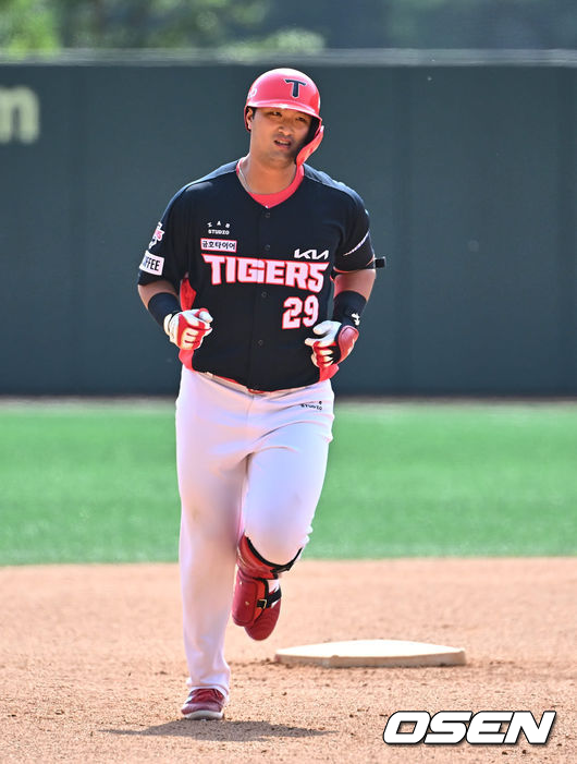 24일 김해 상동구장에서 2024 KBO 퓨처스리그 롯데 자이언츠와 KIA 타이거즈의 경기가 열렸다.롯데는 정현수를 선발로 KIA는 성영탁을 선발로 출전시켰다.KIA 타이거즈 변우혁이 7회초 1사 1,2루 우중간 넘기는 3점 홈런을 치고 그라운드를 돌고 있다. 2024.05.24 / foto0307@osen.co.kr