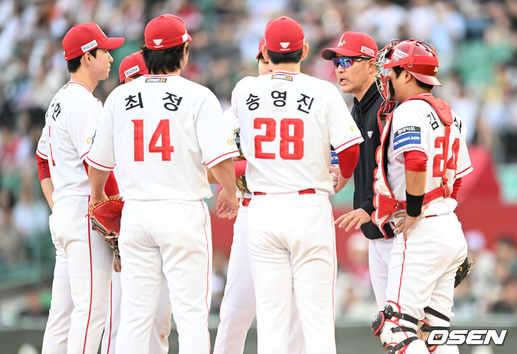 29일 오후 인천 SSG랜더스필드에서 ‘2024 신한 SOL Bank KBO리그’ SSG 랜더스와 LG 트윈스의 경기가 열렸다.SSG는 송영진, LG는 임찬규를 선발로 내세웠다.1회초 1사 만루에서 직접 마운드를 방문한 SSG 이숭용 감독이 선수들과 이야기를 나누고 있다. 2024.05.29 /sunday@osen.co.kr