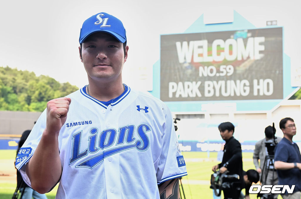 29일 대구삼성라이온즈파크에서 2024 신한 SOL 뱅크 KBO 리그 삼성 라이온즈와 키움 히어로즈의 경기가 열렸다. 입지가 좁아지며 KT 위즈 구단에 방출을 요청한 박병호가 삼성 오재일과 1대1 트레이드 돼 삼성 유니폼을 입었다.삼성 라이온즈 박병호가 새로운 삼성 유니폼을 입고 포즈를 취하고 있다. 2024.05.29 / foto0307@osen.co.kr