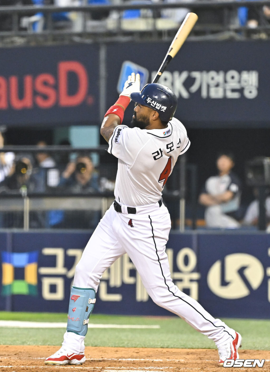 29일 오후 서울 잠실구장에서 ‘2024 신한 SOL BANK KBO리그’ 두산 베어스와 KT 위즈의 경기가 진행된다.이날 두산은 최준호를 KT는 원상현을 선발투수로 내세웠다.4회말 1사 만루 두산 라모스가 역전 2타점 적시 2루타를 날리고 있다.  2024.05.29 / soul1014@osen.co.kr