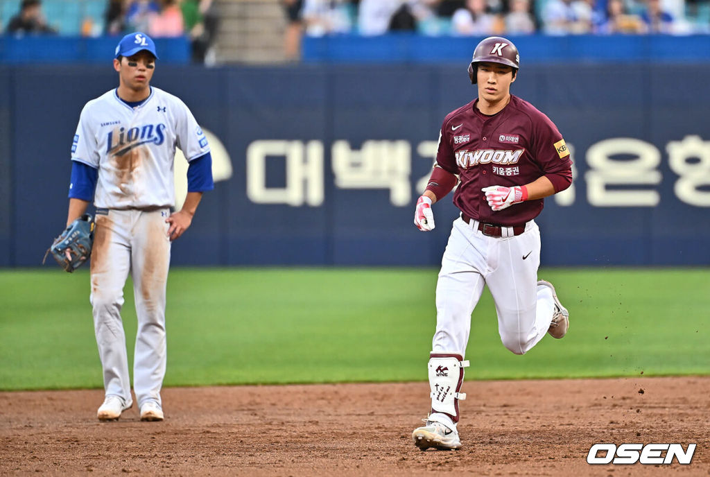 29일 대구삼성라이온즈파크에서 2024 신한 SOL 뱅크 KBO 리그 삼성 라이온즈와 키움 히어로즈의 경기가 열렸다. 입지가 좁아지며 KT 위즈 구단에 방출을 요청한 박병호가 삼성 오재일과 1대1 트레이드 돼 삼성 유니폼을 입었다.키움 히어로즈 이주형이 3회초 무사 1,2루 우월 3점 홈런을 치고 그라운드를 돌고 있다. 2024.05.29 / foto0307@osen.co.kr