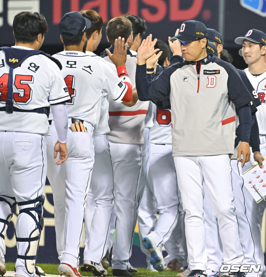 프로야구 두산 베어스가 리드오프로 변신한 헨리 라모스의 3안타 활약에 힘입어 3연패를 끊어냈다. 두산 베어스는 29일 서울 잠실구장에서 열린 2024 신한 SOL뱅크 KBO리그 KT 위즈와의 시즌 8차전에서 12-6으로 승리했다. 두산은 전날 패배 설욕과 함께 3연패에서 탈출하며 시즌 31승 2무 24패를 기록했다. 반면 5연승이 좌절된 KT는 24승 1무 29패가 됐다. 경기종료 후 두산 이승엽 감독이 김재환과 하이파이브를 하고 있다. 2024.05.29 / soul1014@osen.co.kr