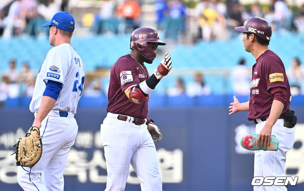 29일 대구삼성라이온즈파크에서 2024 신한 SOL 뱅크 KBO 리그 삼성 라이온즈와 키움 히어로즈의 경기가 열렸다. 입지가 좁아지며 KT 위즈 구단에 방출을 요청한 박병호가 삼성 오재일과 1대1 트레이드 돼 삼성 유니폼을 입었다.키움 히어로즈 도슨이 1회초 1사 우익수 앞 안타를 치고 세리머니를 하고 있다. 2024.05.29 / foto0307@osen.co.kr