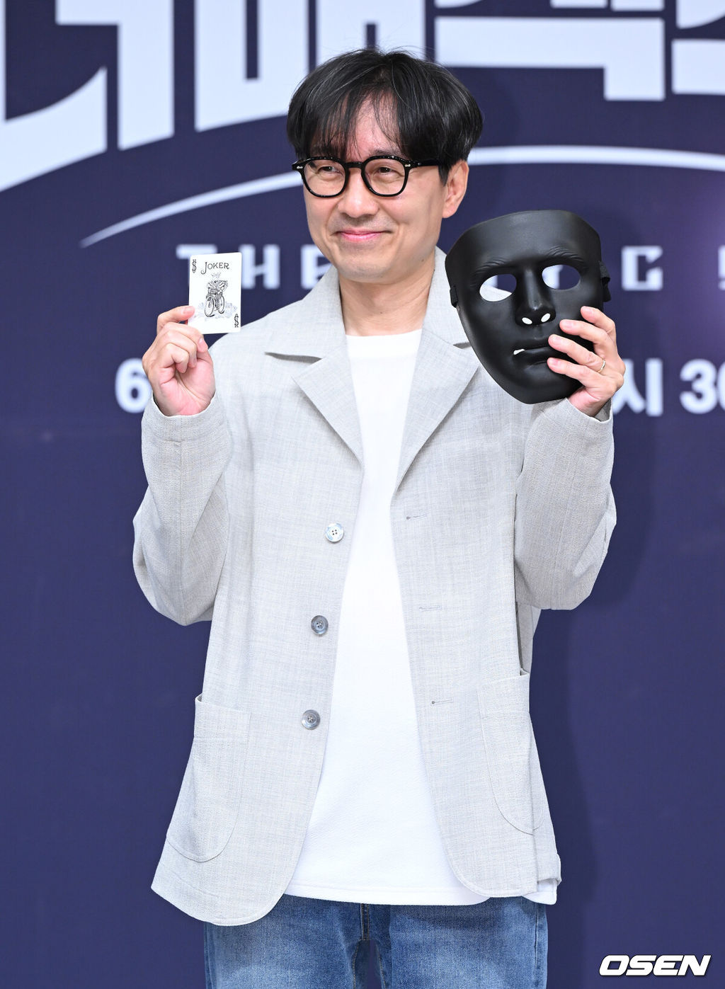 30일 오후 서울 양천구 목동SBS에서 SBS 새 예능 프로그램 '더 매직스타' 제작발표회가 열렸다.'더 매직스타'는 국내외에서 활동하고 있는 글로벌 마술사들이 한계를 뛰어넘는 마술로 선의의 경쟁을 펼치는 서바이벌 프로그램이다. 6월 1일 토요일 저녁 6시 첫 방송.장항준 감독이 포토타임을 가지고 있다. 2024.05.30 /sunday@osen.co.kr