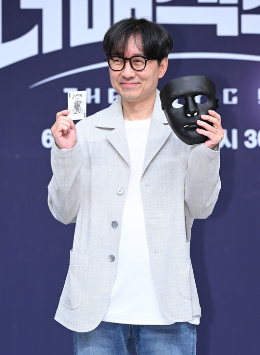 30일 오후 서울 양천구 목동SBS에서 SBS 새 예능 프로그램 '더 매직스타' 제작발표회가 열렸다.'더 매직스타'는 국내외에서 활동하고 있는 글로벌 마술사들이 한계를 뛰어넘는 마술로 선의의 경쟁을 펼치는 서바이벌 프로그램이다. 6월 1일 토요일 저녁 6시 첫 방송.장항준 감독이 포토타임을 가지고 있다. 2024.05.30 /sunday@osen.co.kr