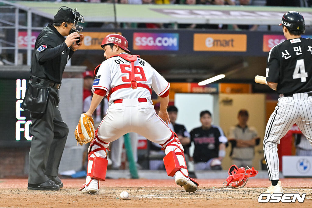 30일 오후 인천 SSG랜더스필드에서 ‘2024 신한 SOL BANK KBO리그’ SSG 랜더스와 LG 트윈스의 경기가 진행됐다. 이날 SSG은 앤더슨을, LG은 최원태를 선발투수로 내세웠다.5회초 1사 3루 LG 신민재의 타석때 SSG 이지영 포수가 블로킹 이후 튄 공을 찾고 있다.   2024.05.30 / soul1014@osen.co.kr