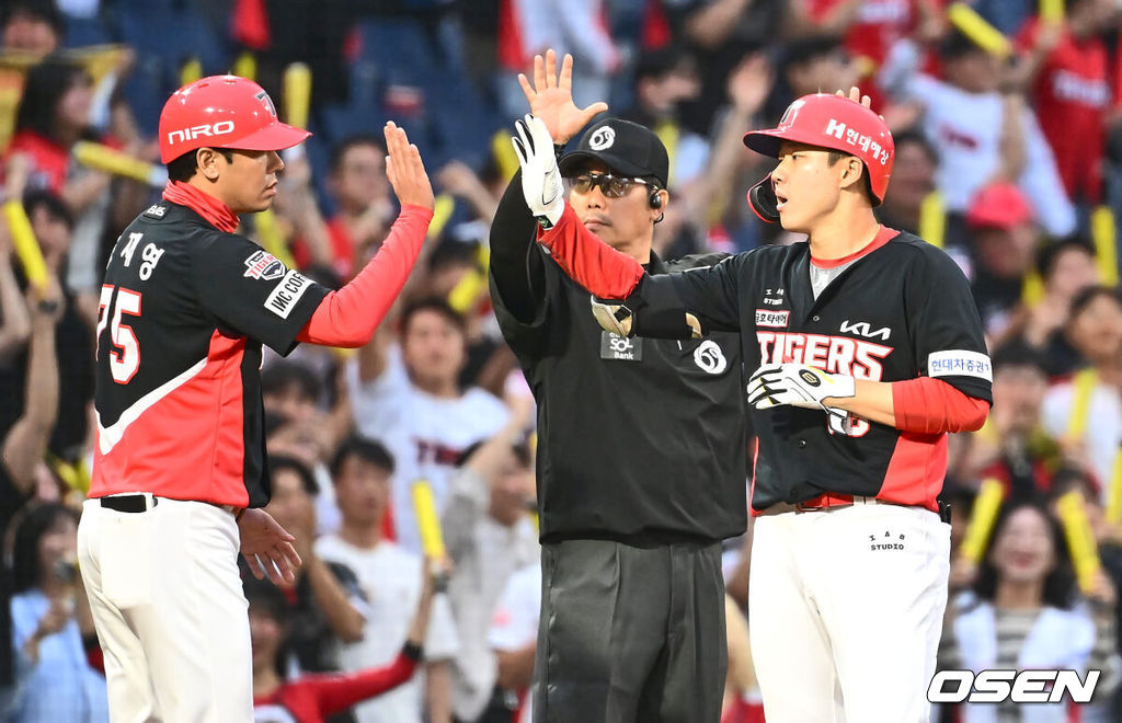 30일 창원NC파크에서 2024 신한 SOL 뱅크 KBO 리그 NC 다이노스와 KIA 타이거즈의 경기가 열렸다. 5연패에 빠진 NC는 키움 김휘집을 트레이드 해 영입했고 이날 선발로 NC 다이노스가 김시훈을 내세워 6연패를 탈출을 시도한다. KIA는 최근 4경기 연속 5이닝 이상을 소화하며 선발로 자리잡은 황동하가 마운드에 올라와 시리즈 스윕을 노린다.KIA 타이거즈 최원준이 3회초 무사 1루 우중간 1타점 3루타를 치고 하이파이브를 하고 있다. 2024.05.30 / foto0307@osen.co.kr