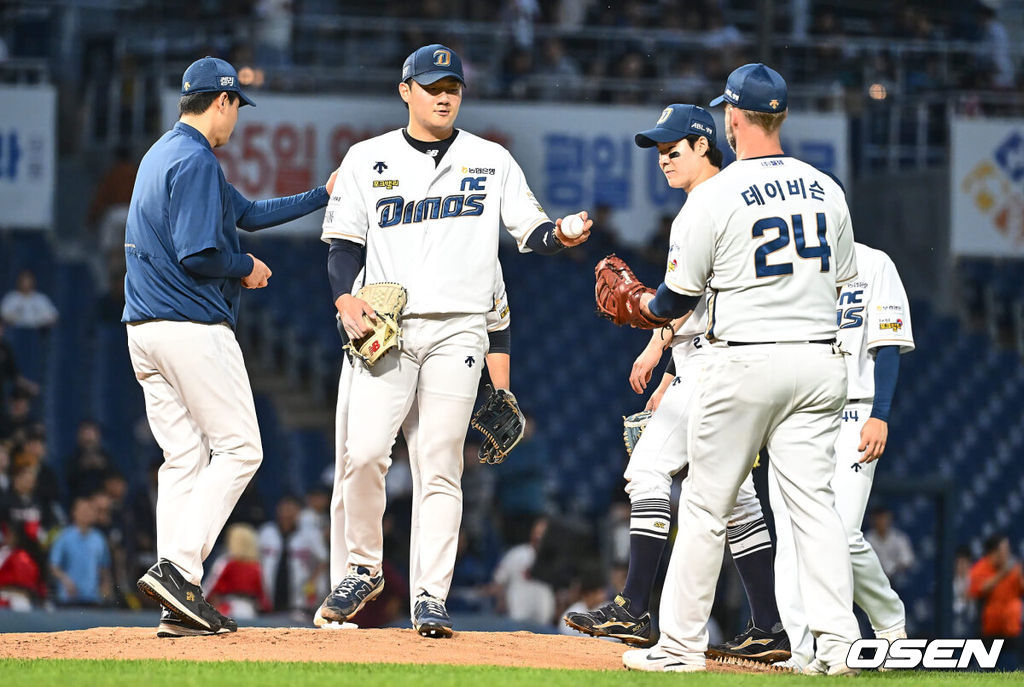 30일 창원NC파크에서 2024 신한 SOL 뱅크 KBO 리그 NC 다이노스와 KIA 타이거즈의 경기가 열렸다. 5연패에 빠진 NC는 키움 김휘집을 트레이드 해 영입했고 이날 선발로 NC 다이노스가 김시훈을 내세워 6연패를 탈출을 시도한다. KIA는 최근 4경기 연속 5이닝 이상을 소화하며 선발로 자리잡은 황동하가 마운드에 올라와 시리즈 스윕을 노린다.NC 다이노스 선발투수 김시훈이 4회 교체되고 있다. 2024.05.30 / foto0307@osen.co.kr