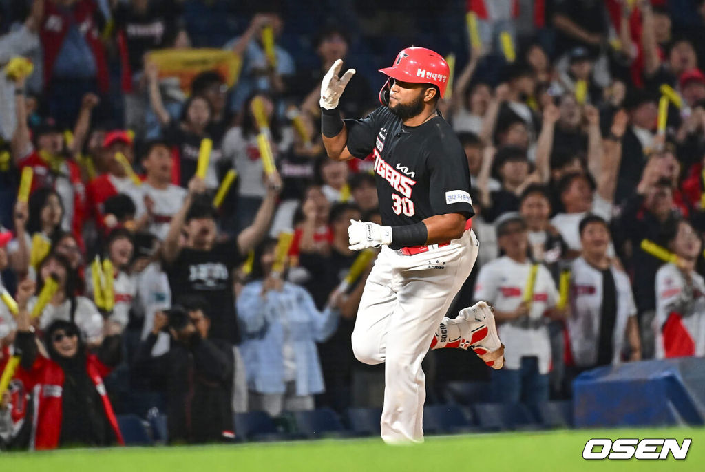 30일 창원NC파크에서 2024 신한 SOL 뱅크 KBO 리그 NC 다이노스와 KIA 타이거즈의 경기가 열렸다. 5연패에 빠진 NC는 키움 김휘집을 트레이드 해 영입했고 이날 선발로 NC 다이노스가 김시훈을 내세워 6연패를 탈출을 시도한다. KIA는 최근 4경기 연속 5이닝 이상을 소화하며 선발로 자리잡은 황동하가 마운드에 올라와 시리즈 스윕을 노린다.KIA 타이거즈 소크라테스가 9회초 무사 우월 솔로 홈런을 치고 세리머니를 하고 있다. 2024.05.30 / foto0307@osen.co.kr