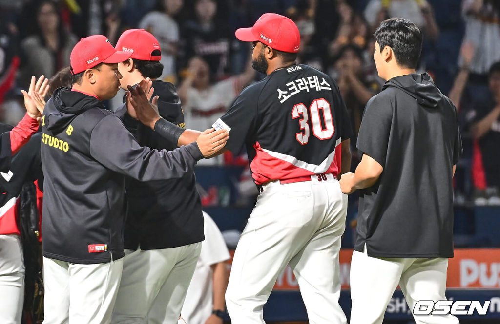 30일 창원NC파크에서 2024 신한 SOL 뱅크 KBO 리그 NC 다이노스와 KIA 타이거즈의 경기가 열렸다. 5연패에 빠진 NC는 키움 김휘집을 트레이드 해 영입했고 이날 선발로 NC 다이노스가 김시훈을 내세워 6연패를 탈출을 시도한다. KIA는 최근 4경기 연속 5이닝 이상을 소화하며 선발로 자리잡은 황동하가 마운드에 올라와 시리즈 스윕을 노린다.KIA 타이거즈 이범호 감독이 NC 다이노스에 11-2로 승리, 스윕승을 올리고 소크라테스와 하이파이브를 하고 있다. 2024.05.30 / foto0307@osen.co.kr