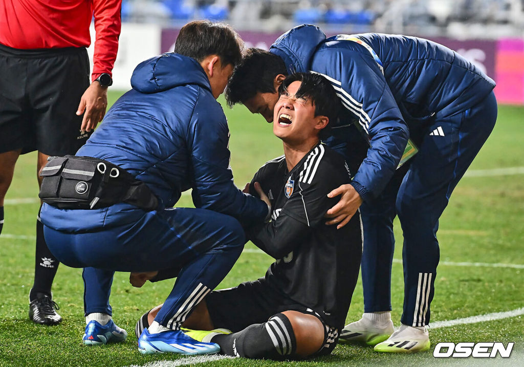 12일 울산 문수축구경기장에서 2023-2024 아시아축구연맹(AFC) 챔피언스리그 울산 HD와 전북 현대의 경기가 열렸다.  울산 HD 설영우가 전반 막판 골을 성공시키고 세리머니 도중 팔 부상을 입고 괴로워하고 있다. 2024.03.12 / foto0307@osen.co.kr