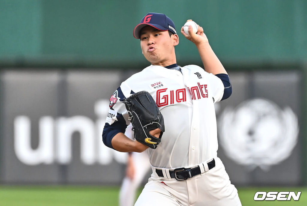 31일 부산 사직야구장에서 2024 신한 SOL 뱅크 KBO 리그 롯데 자이언츠와 NC 다이노스의 경기가 열렸다. 롯데는 한화에 스윕패를 당하고 분위기 반전을 노리며 퓨처스리그에서 3경기 연속 무실점 투구를 한 김진욱을 선발로, 7연패 중인 NC는 2년차 우완 신영우를 선발로 내세워 연패 탈출과 데뷔 첫 승을 노린다.롯데 자이언츠 선발 투수 김진욱이 역투하고 있다. 2024.05.31 / foto0307@osen.co.kr