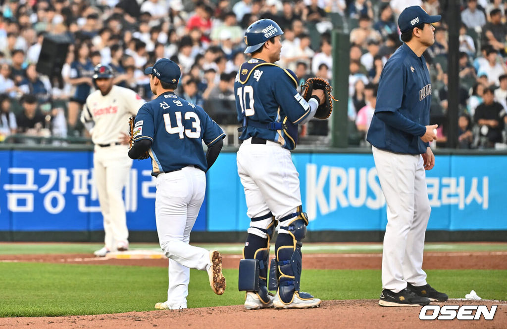 31일 부산 사직야구장에서 2024 신한 SOL 뱅크 KBO 리그 롯데 자이언츠와 NC 다이노스의 경기가 열렸다. 롯데는 한화에 스윕패를 당하고 분위기 반전을 노리며 퓨처스리그에서 3경기 연속 무실점 투구를 한 김진욱을 선발로, 7연패 중인 NC는 2년차 우완 신영우를 선발로 내세워 연패 탈출과 데뷔 첫 승을 노린다.NC 다이노스 선발 투수 신영우가 1회말 3실점 후 교체되고 있다. 2024.05.31 / foto0307@osen.co.kr