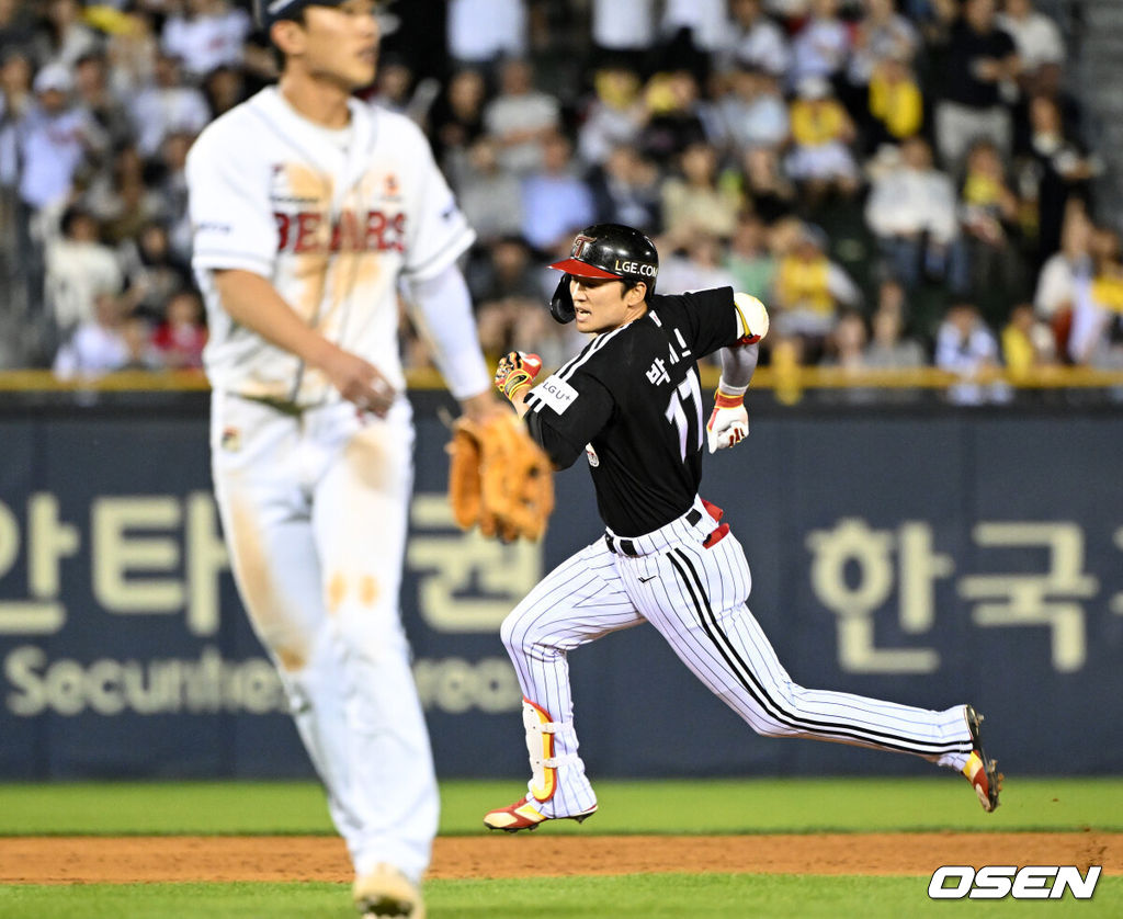 31일 오후 서울 잠실야구장에서 ‘2024 신한 SOL Bank KBO리그’ LG 트윈스와 두산 베어스의 경기가 열렸다.LG는 손주영, 두산은 브랜든을 선발로 내세웠다.8회초 2사 1,2루에서 LG 박해민이 우전 2타점 적시 3루타를 치고 그라운드를 달리고 있다. 2024.05.31 /sunday@osen.co.kr