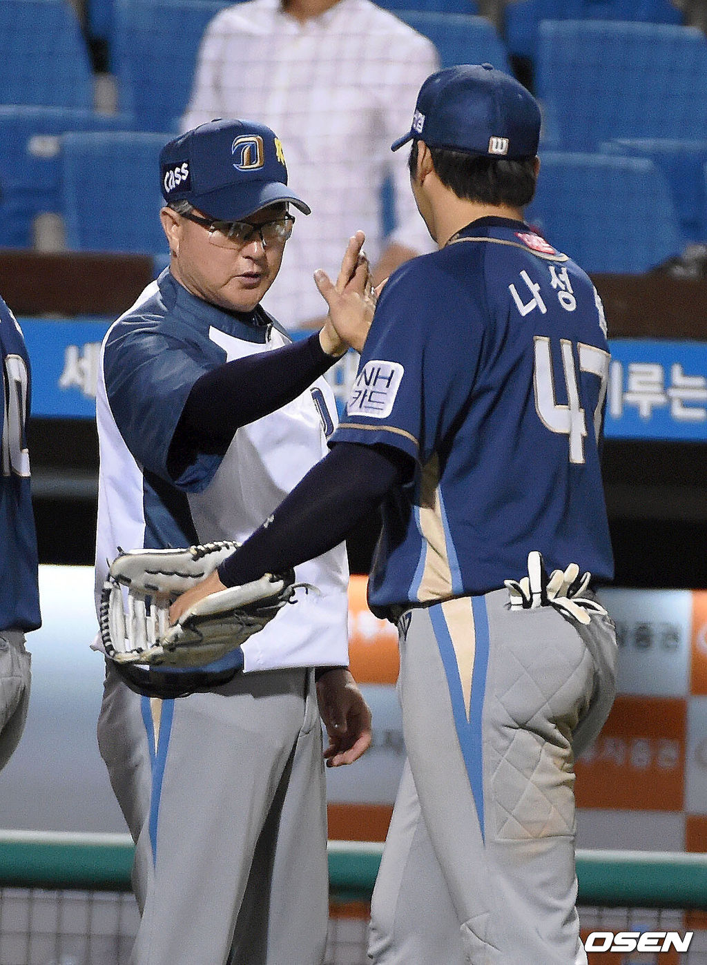 NC 시절 김경문 감독이 나성범과 하이파이브하고 있다. 2014.05.27 /ajyoung@osen.co.kr