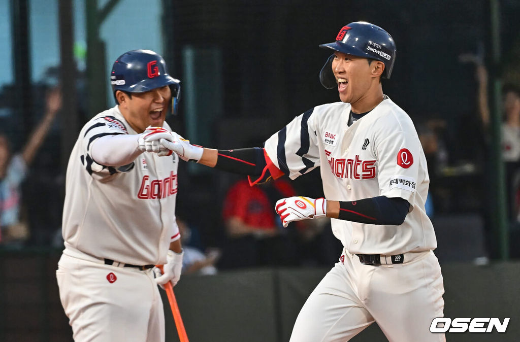 31일 부산 사직야구장에서 2024 신한 SOL 뱅크 KBO 리그 롯데 자이언츠와 NC 다이노스의 경기가 열렸다. 롯데는 한화에 스윕패를 당하고 분위기 반전을 노리며 퓨처스리그에서 3경기 연속 무실점 투구를 한 김진욱을 선발로, 7연패 중인 NC는 2년차 우완 신영우를 선발로 내세워 연패 탈출과 데뷔 첫 승을 노린다.롯데 자이언츠 박승욱이 2회말 2사 1루 우익수 뒤 펜스 맞추는 인사이드 더 파크 홈런을 치고 기뻐하고 있다. 2024.05.31 / foto0307@osen.co.kr