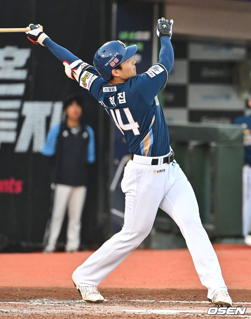 31일 부산 사직야구장에서 2024 신한 SOL 뱅크 KBO 리그 롯데 자이언츠와 NC 다이노스의 경기가 열렸다. 롯데는 한화에 스윕패를 당하고 분위기 반전을 노리며 퓨처스리그에서 3경기 연속 무실점 투구를 한 김진욱을 선발로, 7연패 중인 NC는 2년차 우완 신영우를 선발로 내세워 연패 탈출과 데뷔 첫 승을 노린다.NC 다이노스 김휘집이 2회초 좌월 솔로 홈런을 치고 있다. 2024.05.31 / foto0307@osen.co.kr