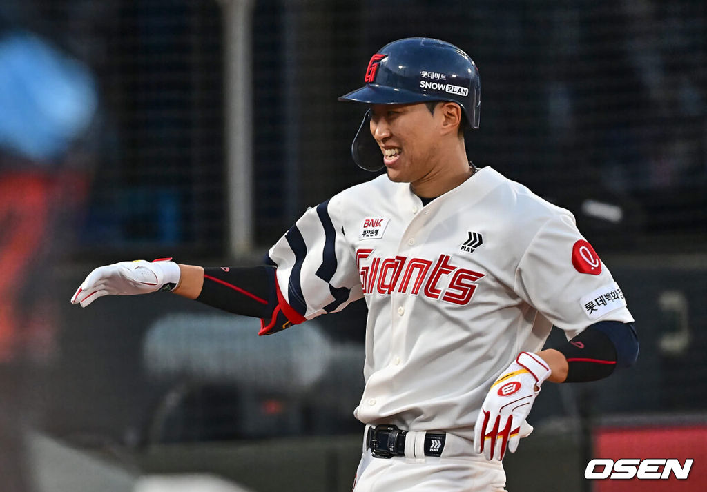 31일 부산 사직야구장에서 2024 신한 SOL 뱅크 KBO 리그 롯데 자이언츠와 NC 다이노스의 경기가 열렸다. 롯데는 한화에 스윕패를 당하고 분위기 반전을 노리며 퓨처스리그에서 3경기 연속 무실점 투구를 한 김진욱을 선발로, 7연패 중인 NC는 2년차 우완 신영우를 선발로 내세워 연패 탈출과 데뷔 첫 승을 노린다.롯데 자이언츠 박승욱이 2회말 2사 1루 우익수 뒤 펜스 맞추는 인사이드 더 파크 홈런을 치고 기뻐하고 있다. 2024.05.31 / foto0307@osen.co.kr