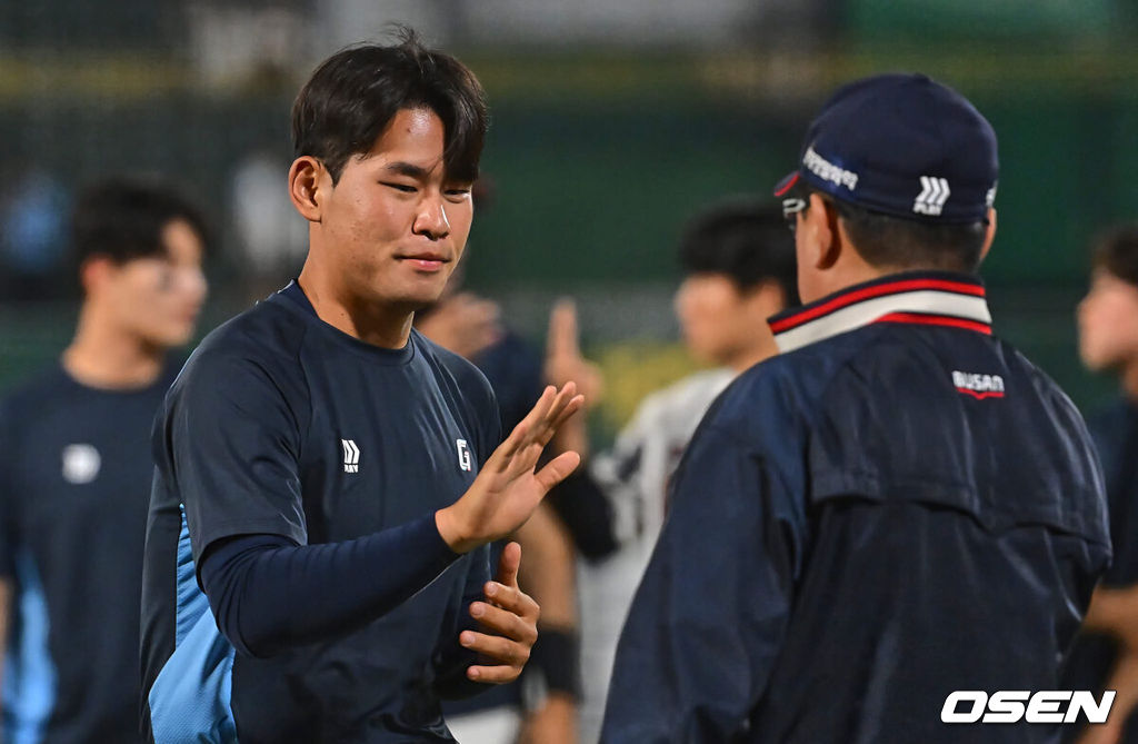 31일 부산 사직야구장에서 2024 신한 SOL 뱅크 KBO 리그 롯데 자이언츠와 NC 다이노스의 경기가 열렸다. 롯데 자이언츠 선발 투수 김진욱과 김태형 감독이 하이파이브를 하고 있다. 2024.05.31 / foto0307@osen.co.kr