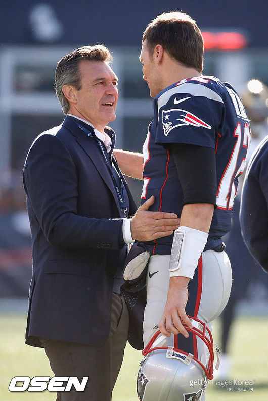 [사진] 닐 엘라트라체(왼쪽) 박사가 NFL 스타 톰 브래디와 만나 이야기하고 있다. ⓒGettyimages(무단전재 및 재배포 금지)