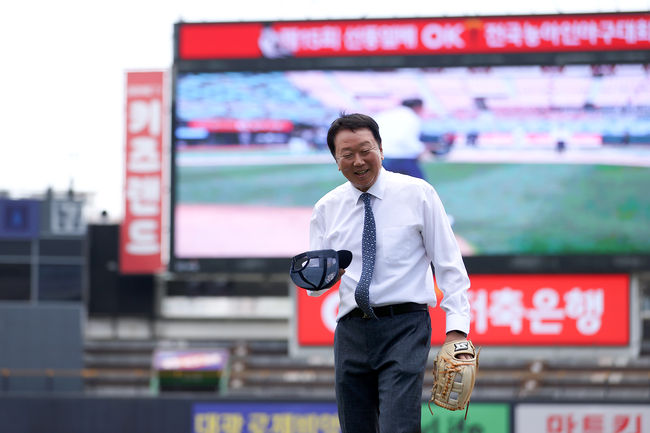 ‘국보 투수’ 선동열 전 국가대표 감독이 농아인야구 선수들 앞에 섰다. 대회사에 이어 시구, 사인회까지 이어졌다. 농아인 야구 선수들에게 뜻깊은 추억을 선물했다. ‘제15회 선동열배 OK 전국농아인야구대회 본선이 1일 수원KT위즈파크에서 열렸다. / OK금융그룹