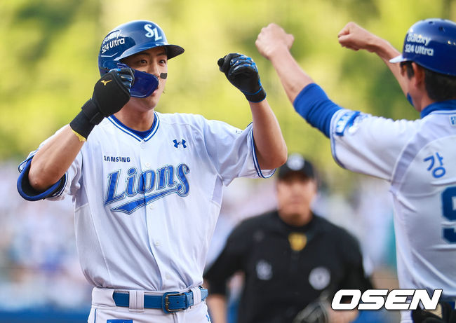 삼성 라이온즈 구자욱이 1회말 2사 좌월 솔로 홈런을 치고 하이파이브를 하고 있다. 2024.05.04 / foto0307@osen.co.kr