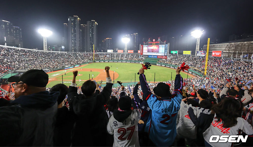 29일 부산 사직구장에서 2024 신한 SOL 뱅크 KBO 리그 롯데 자이언츠와 NC 다이노스의 경기가 열렸다. 롯데 자이언츠 팬들이 NC 다이노스와의 홈 개막전 경기에서 6회말 전준우의 홈런에 환호하고 있다. 2024.03.29 / foto0307@osen.co.kr