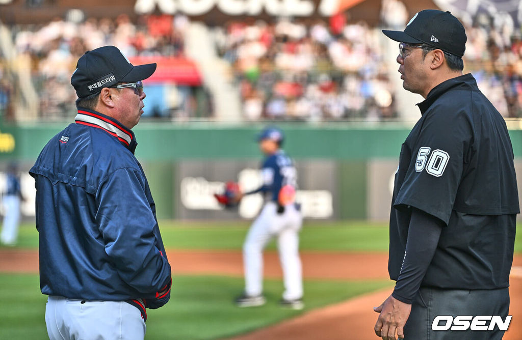 1일 부산 사직야구장에서 2024 신한 SOL 뱅크 KBO 리그 롯데 자이언츠와 NC 다이노스의 경기가 열렸다. 전날 연패 탈출한 롯데는 위닝시리즈를 위해 이민석을 선발로, 8연패에 빠진 NC는 연패 탈출을 위해 카스타노를 선발로 내 세웠다.롯데 자이언츠 김태형 감독이 3회초 수비를 끝내고 이닝 교체때 김정국 1루심과 얘기를 하고 있다. 2024.06.01 / foto0307@osen.co.kr