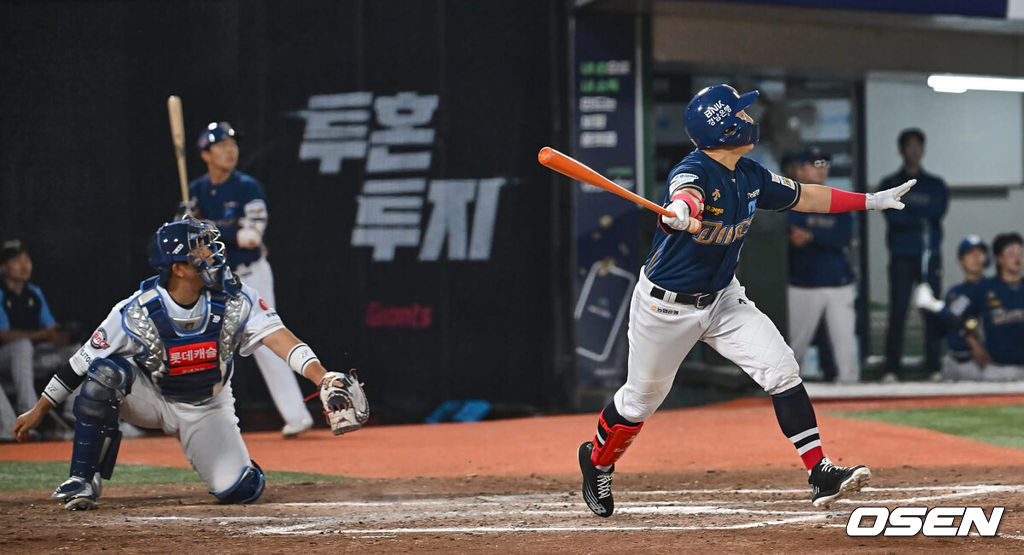 1일 부산 사직야구장에서 2024 신한 SOL 뱅크 KBO 리그 롯데 자이언츠와 NC 다이노스의 경기가 열렸다. 전날 연패 탈출한 롯데는 위닝시리즈를 위해 이민석을 선발로, 8연패에 빠진 NC는 연패 탈출을 위해 카스타노를 선발로 내 세웠다.NC 다이노스 손아섭이 8회초 1사 3루 역전 좌익수 희생 플라이를 치고 있다. 2024.06.01 / foto0307@osen.co.kr